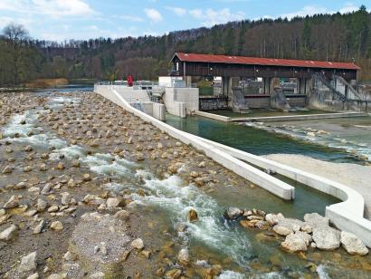 VLH-Kraftwerk eingerahmt von Wehr Baierbrunn und rauer Rampe