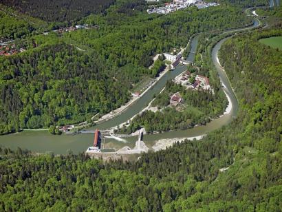 Überblick auf Wehr Baierbrunn und Wasserkraftanlage Höllriegelskreuth