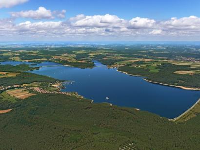 Mitten im Fränkischen Seenland liegt der Brombachsee, der größte der Fränkischen Seen.