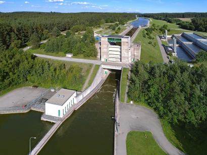 Eine Besonderheit in einigen Schleusen des Main-Donau-Kanals sind die Sparbecken (rechts im Bild). Das weiße Kraftwerksgebäude liegt unterhalb der Schleuse.