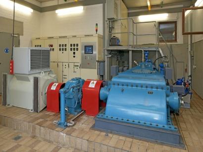 Turbine mit Getriebe und Generator im Krafthaus