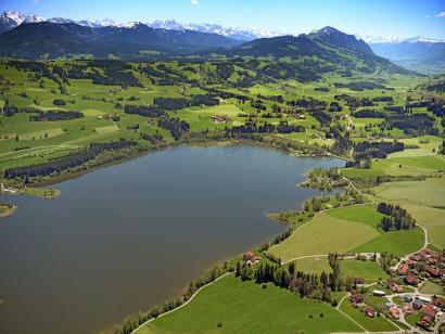 Idyllisch liegt der Rottachsee in die Alpenvorlandschaft eingebettet