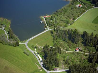 Der Damm des Rottachsees hat eine Kronenlänge von 190 Metern. Oberhalb der Entnahmeturm und die Hochwasserentlastung. Unterhalb der Auslauf mit dem Kraftwerksgebäude
